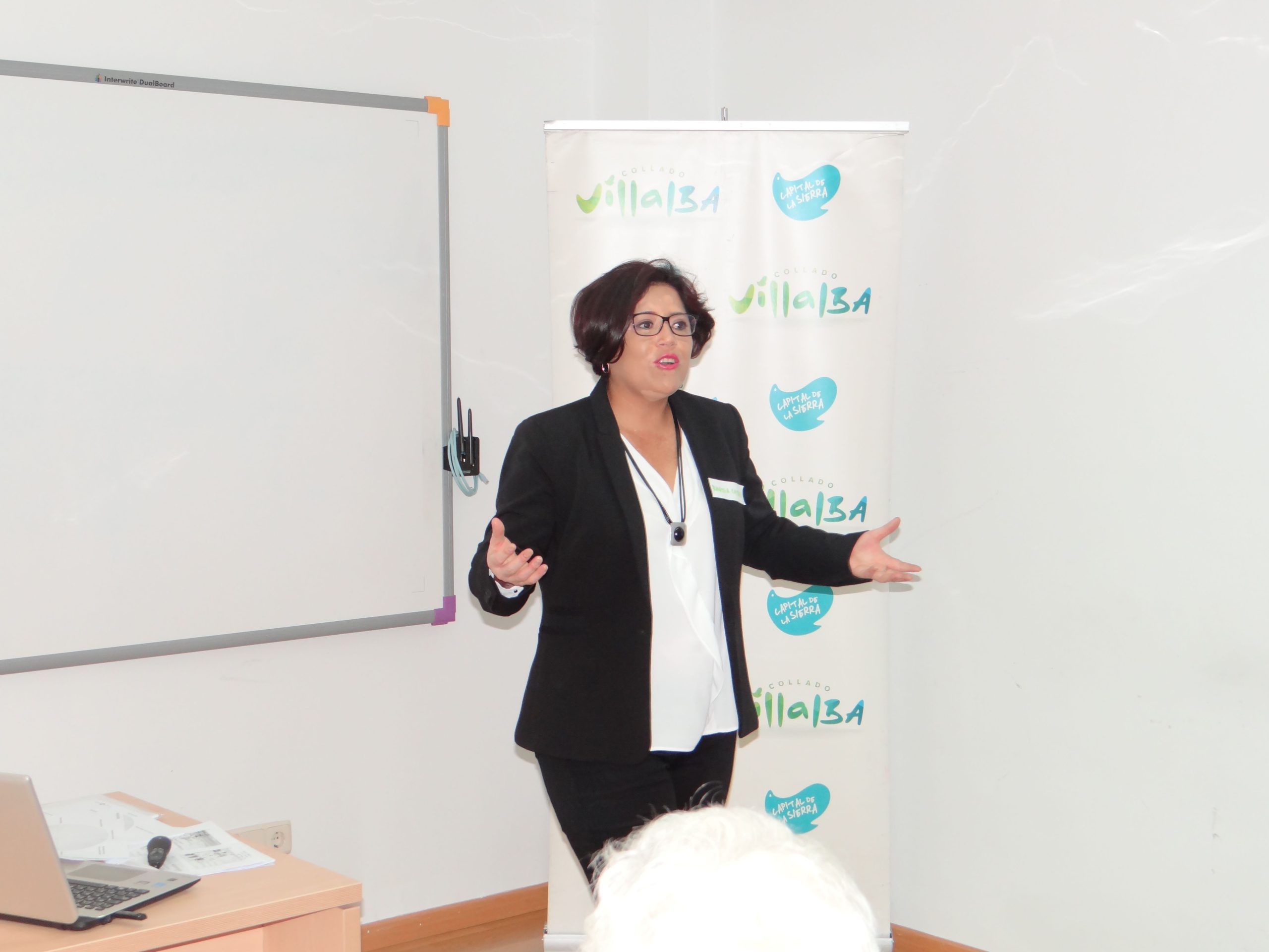 Karina Castro impartiendo formación práctica de marketing digital y tecnología